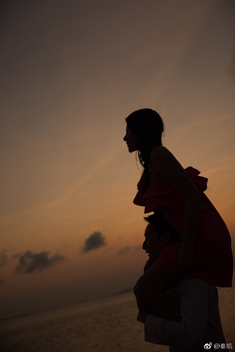 何姿秦凯夕阳下深情对望 浪漫甜蜜