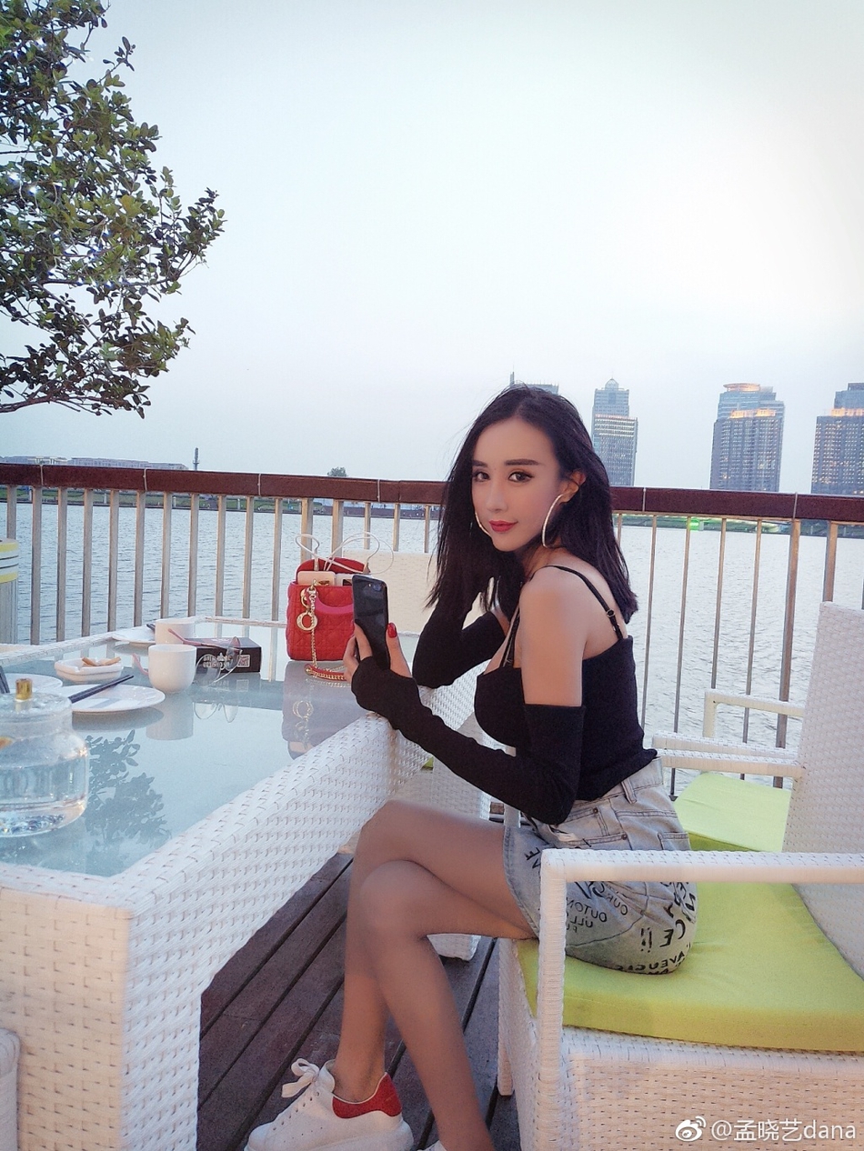 嫩模孟晓艺江畔惬意秀身材 性感迷人_高清图集_新浪网