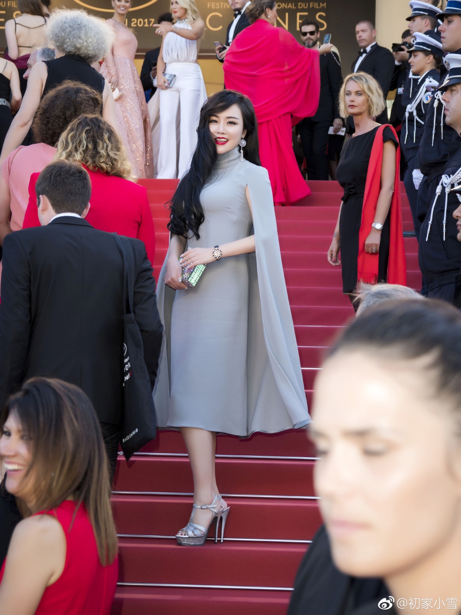 戛纳红毯再现蛇精脸网红 自称很随意就来了