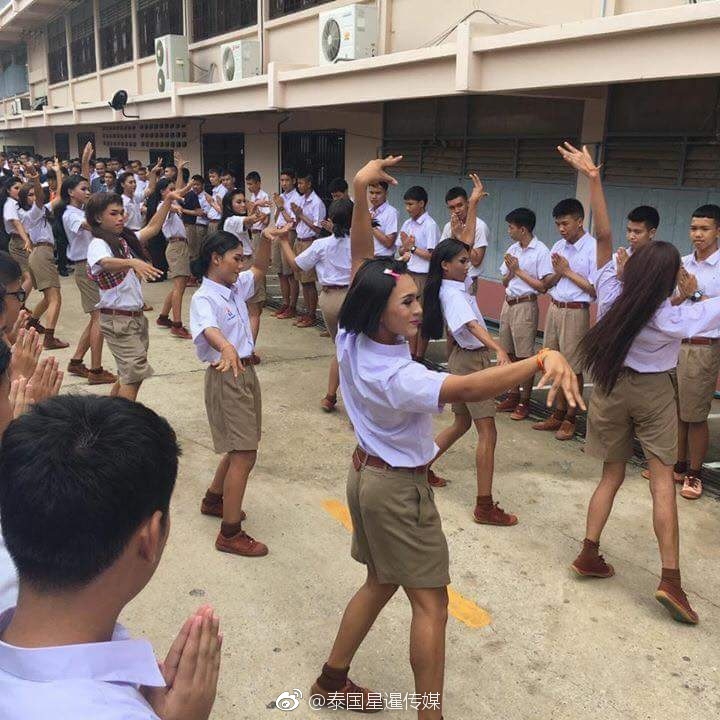 泰国全男子中学开学仪式 "男子汉"妩媚献舞
