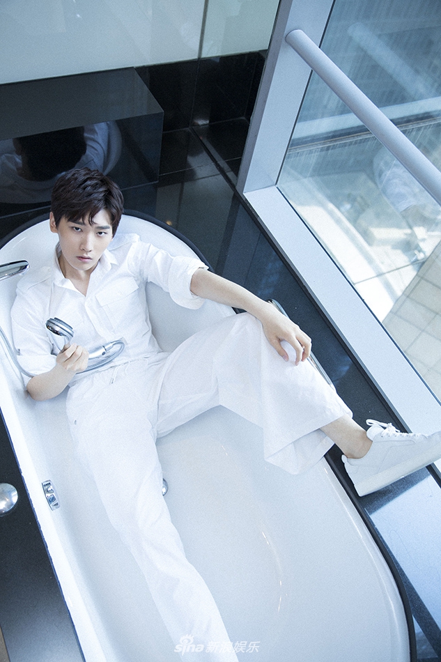 邢昭林一袭白衣