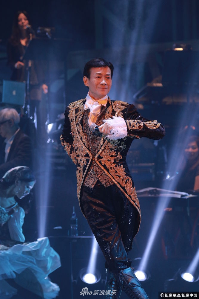 郑少秋个唱与女儿相拥贴脸