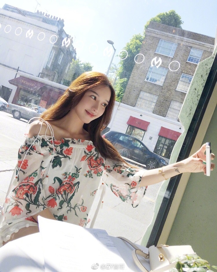 网红喜哥开启绚丽夏日 时髦百变心情好