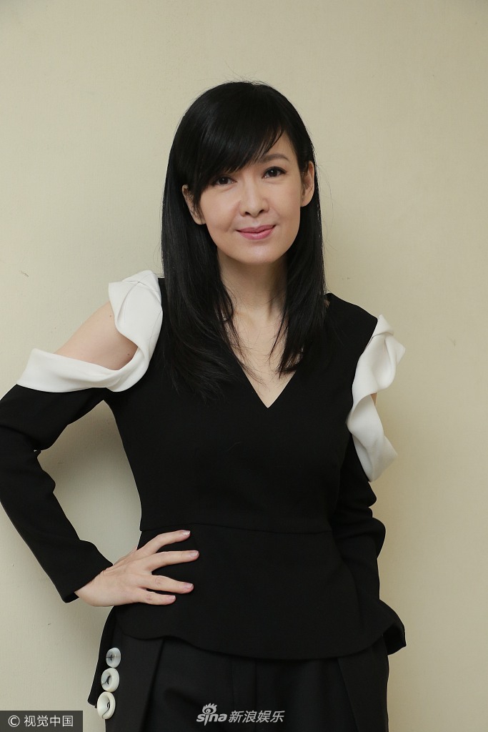 50岁周慧敏少女依然.