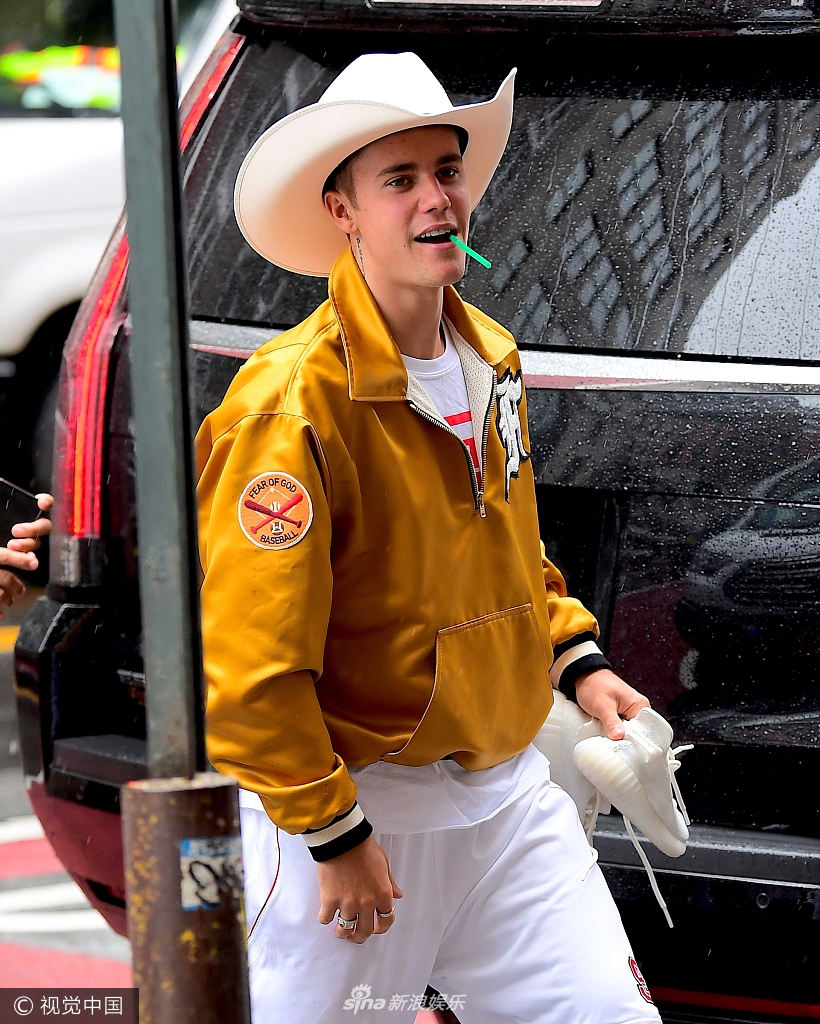 比伯口叼棒棒糖一脸坏笑超酷帅