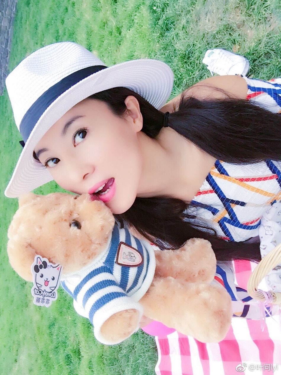 照片中, 刘叶琳小露香肩,身材火辣似少女.