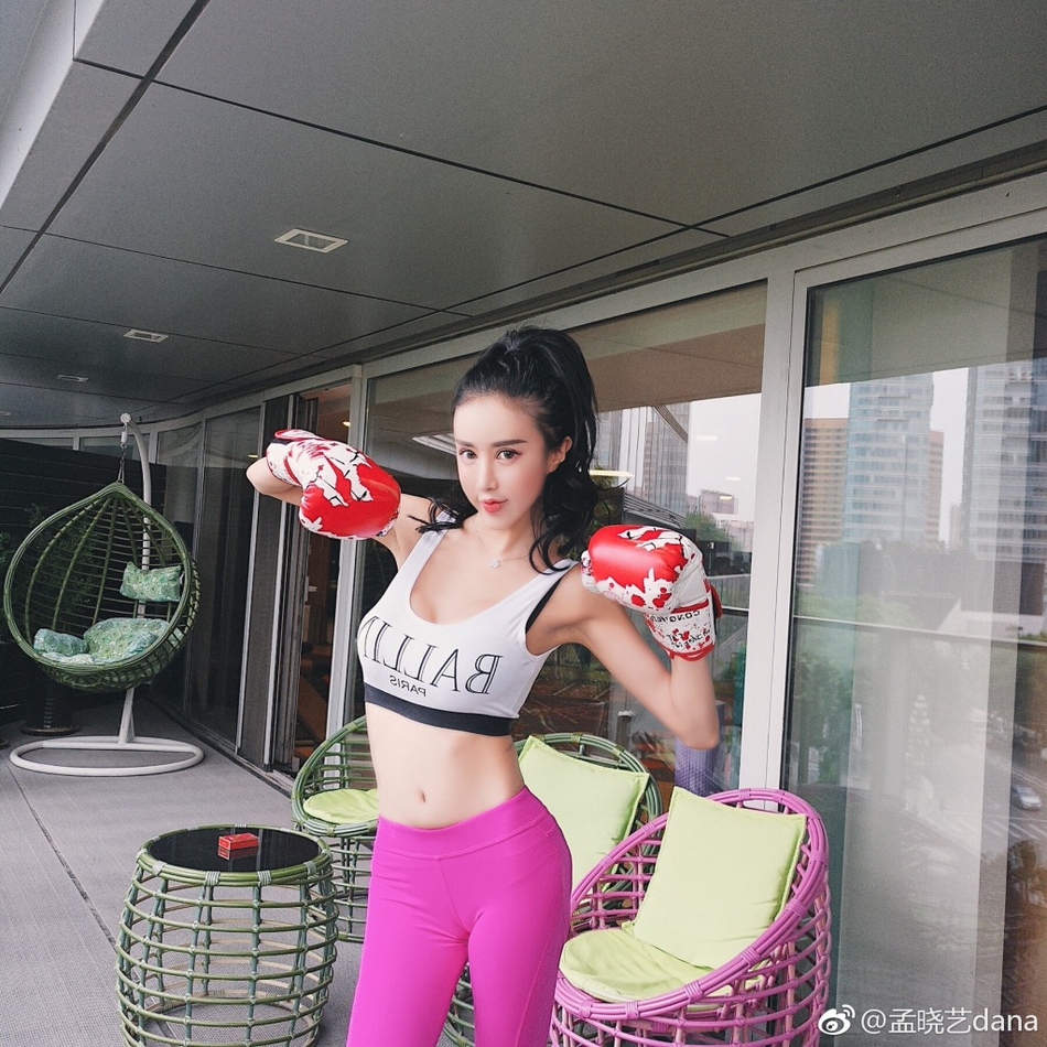 新浪娱乐新的 日前,网红嫩模孟晓艺在微博晒出一组健身美照.