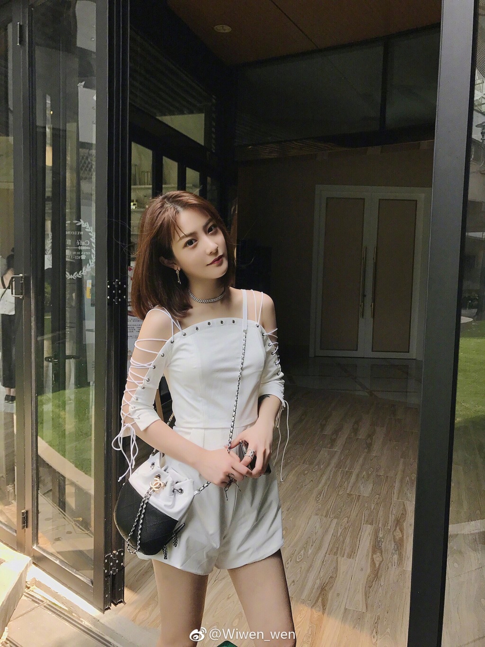 林更新前女友绑带装演绎另类性感