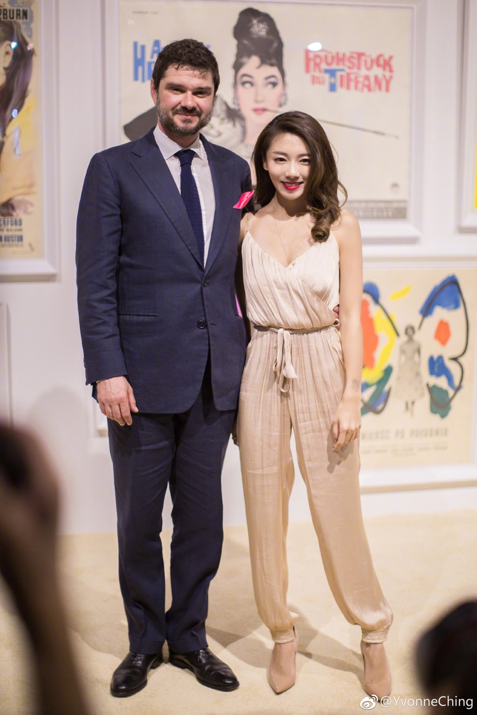 郑恺女友逛赫本展 裸色连身裤传承优雅时髦典范