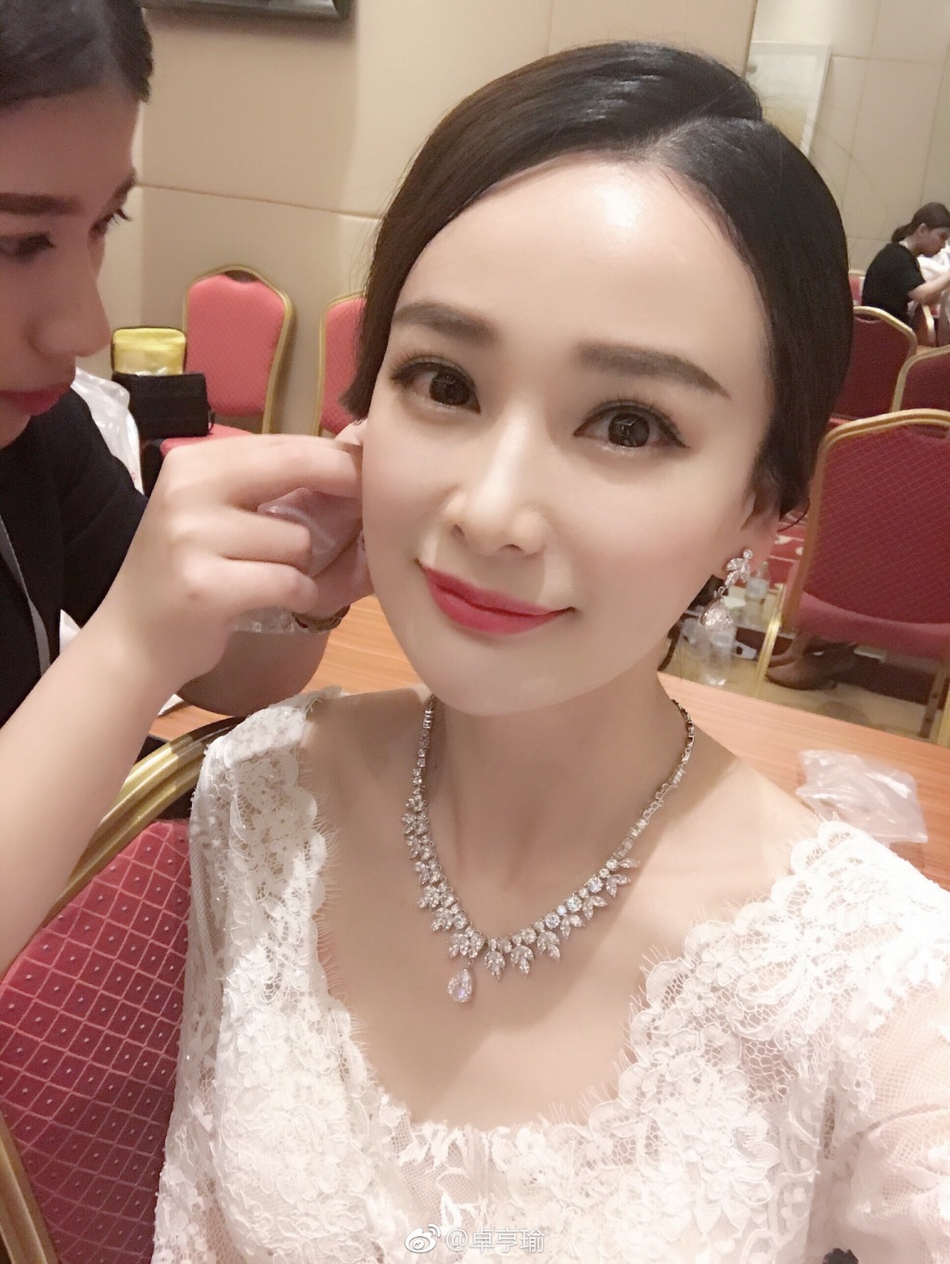 组图:杨幂替身晒美照 清纯水嫩不输本尊