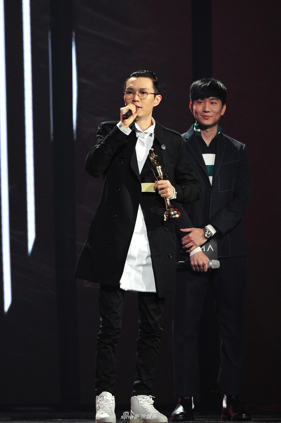组图:错过五次!方大同终夺金曲奖歌王 林俊杰为其颁奖