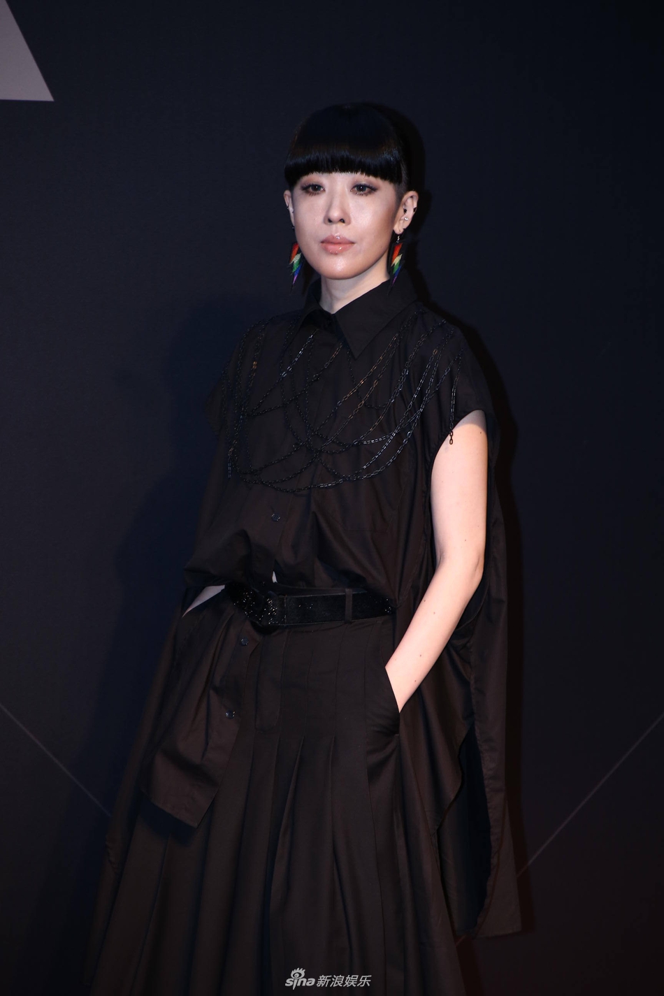 组图:金曲歌后陈珊妮暗黑亮相红毯 面无表情酷炸天_高清图集_新浪网