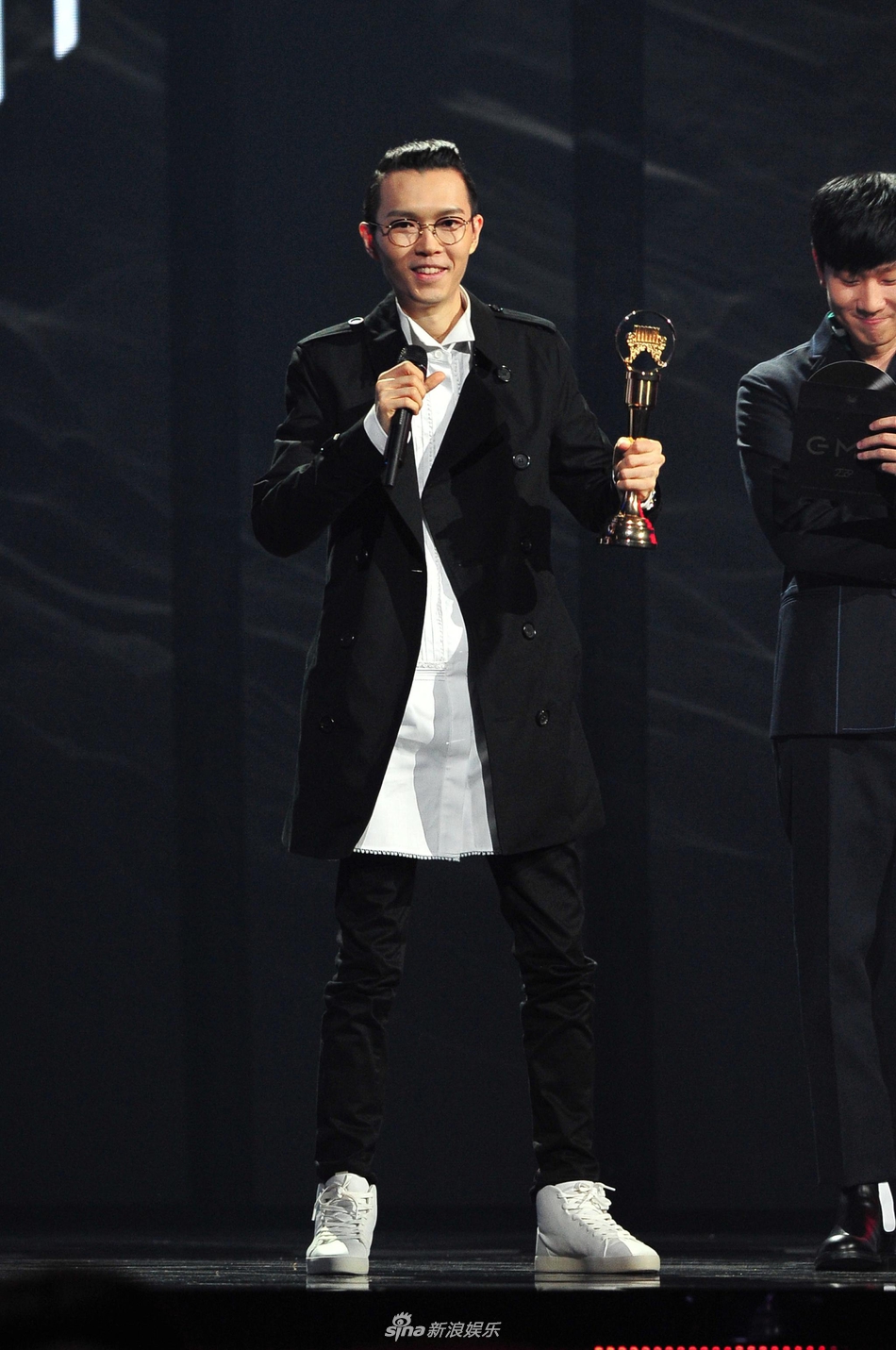 组图:错过五次!方大同终夺金曲奖歌王 林俊杰为其颁奖