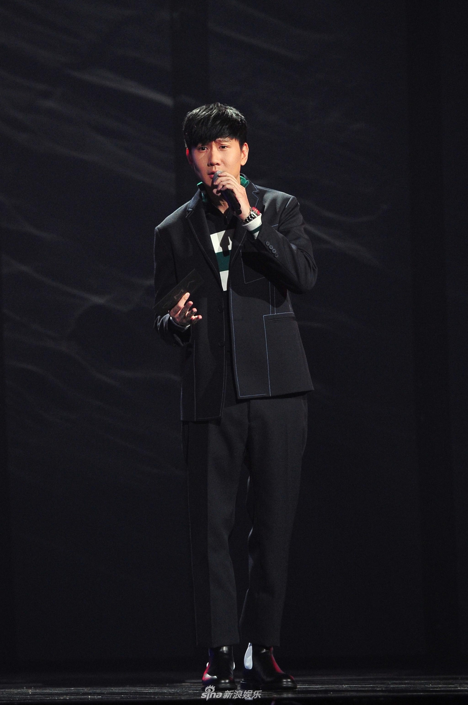 组图:错过五次!方大同终夺金曲奖歌王 林俊杰为其颁奖