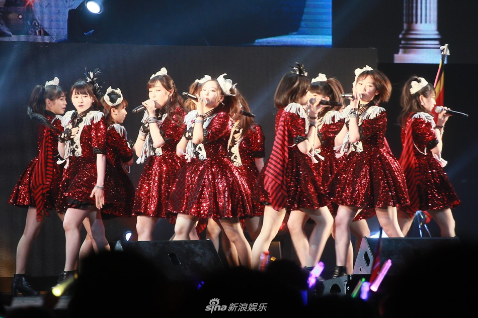 日本女团早安少女组香港开唱 列阵献唱热舞引尖叫连连