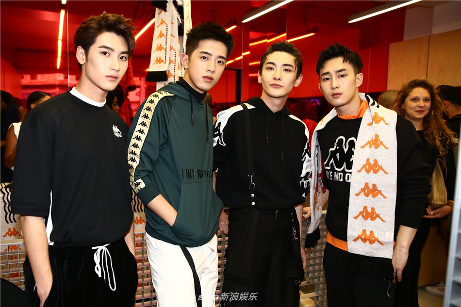 组图:王瑞昌宋文作时装周受追捧 国货少年秀场抢眼