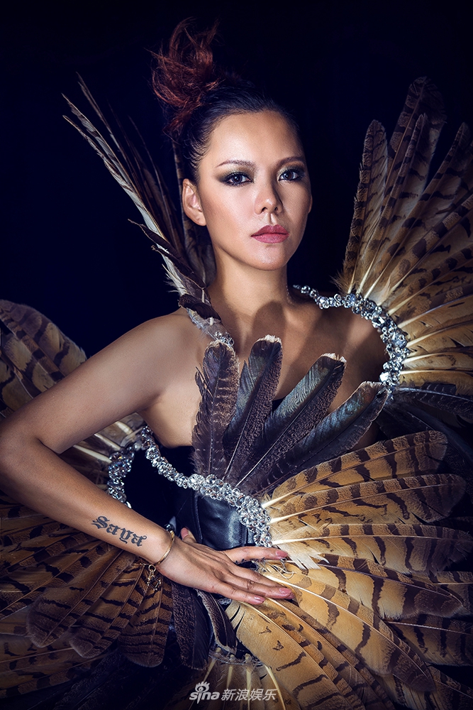 组图:张惠春野性写真 演绎丛林女王性感霸气