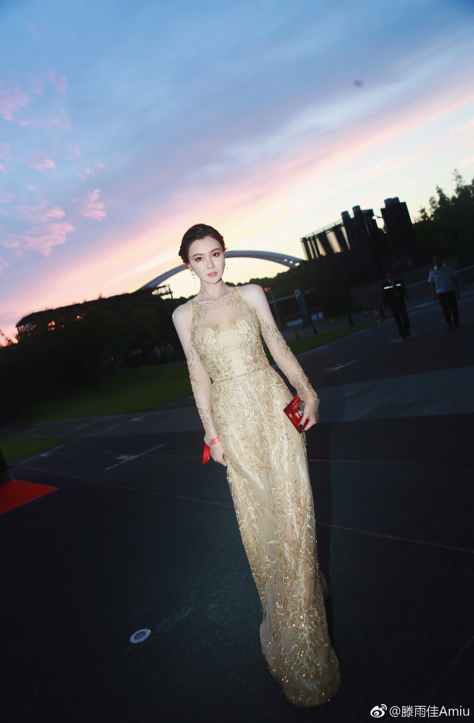 组图:网红滕雨佳自曝遭快车司机下迷药 清纯甜美惹人爱