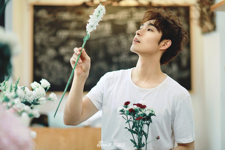 组图:李思阳清新画报公开 变身治愈系文艺青年