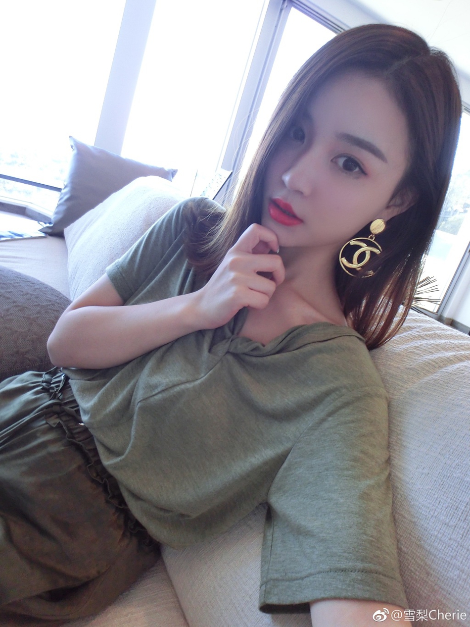 28 10:09:17 1 / 8 新浪娱乐讯 日前,思聪前女友雪梨在微博晒出一组