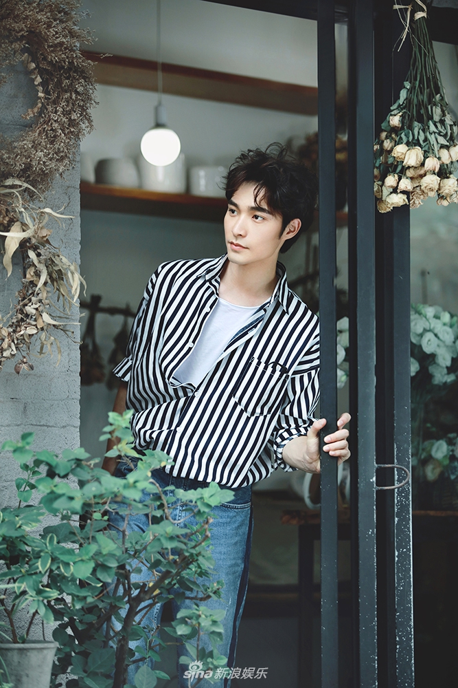 组图:李思阳清新画报公开 变身治愈系文艺青年