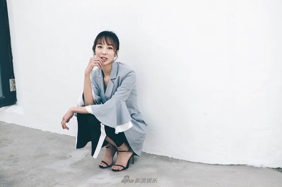 童苡萱最新写真曝光 简约随性尽显干练气质