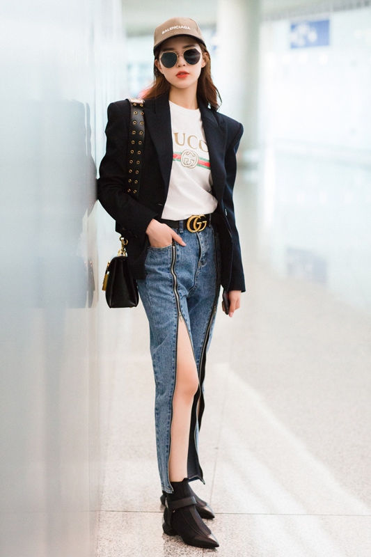 "仙子"温心黑西装混搭开叉牛仔裤 衣品在线攻气十足