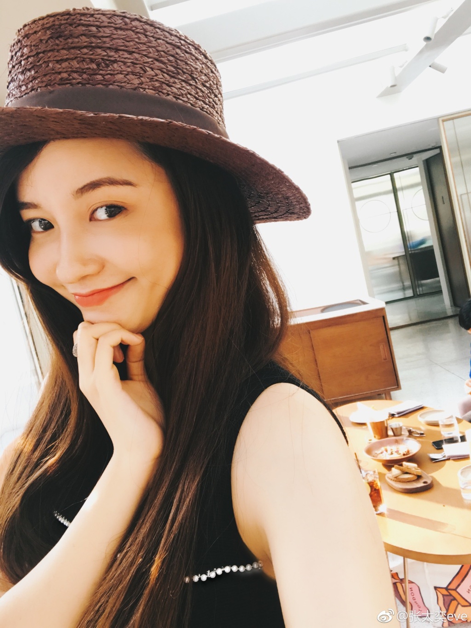 新浪娱乐讯 日前,网红美女张大奕在微博晒出一组美照,照片中,张大奕