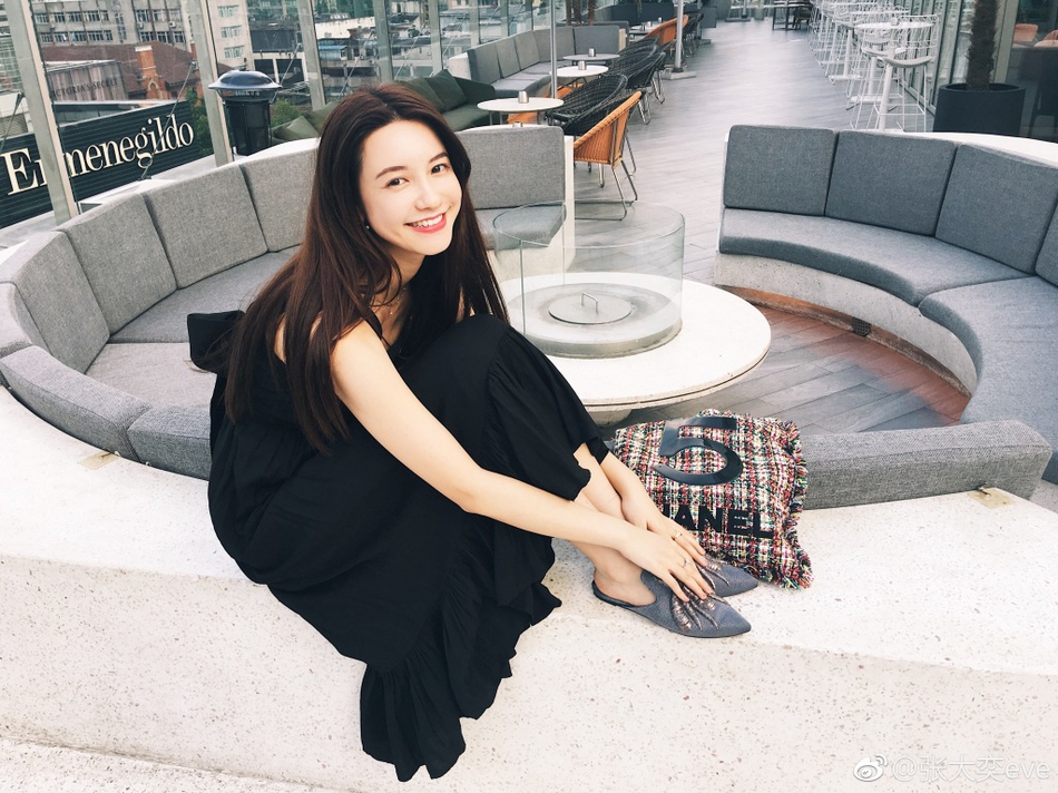 网红张大奕打扮时髦清爽露甜笑 很是消暑