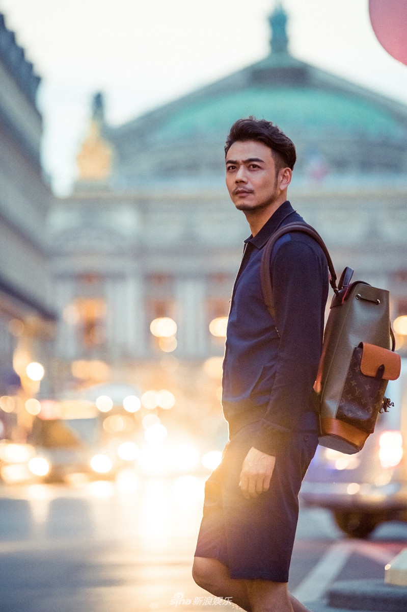 组图:杨烁悠闲漫步巴黎街头 文艺摩登随意切换