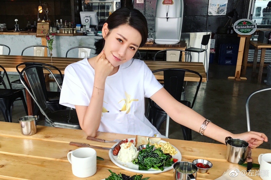 组图网红左岸潇热裤秀长腿清爽迷人