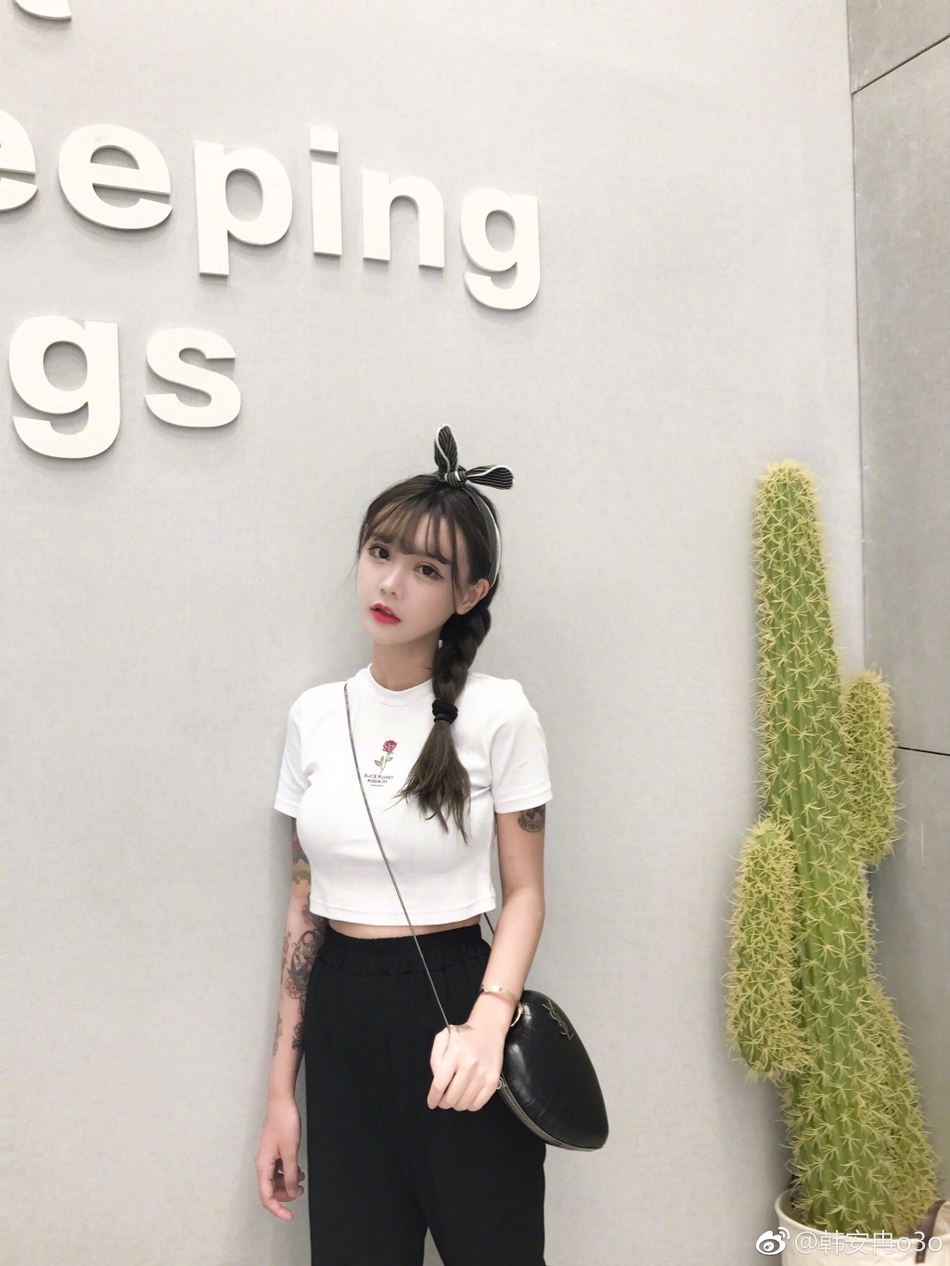 组图变形计网红韩安冉麻花辫造型清纯惹人爱