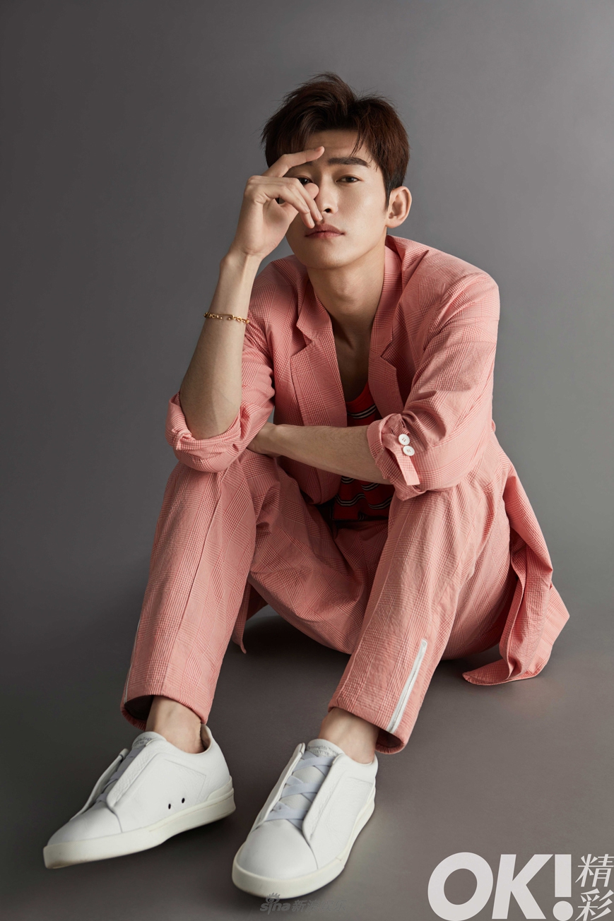 新浪娱乐讯 近日,张翰为某杂志拍摄一组封面写真,阳光率性演绎态度