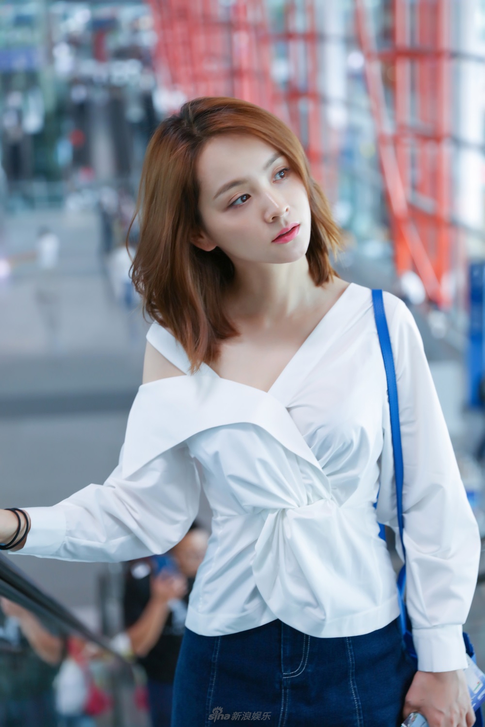 组图邓莎小露香肩现身机场别样诠释花样氧气少女