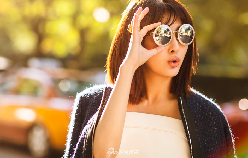 组图演员甘露俏皮吹口哨街拍长腿吸睛