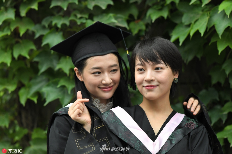 组图:中戏毕业照高颜值养眼 "应勤"搂美女合影_高清图集_新浪网
