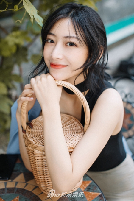 组图:温雅蓝色西装写真吸睛 大长腿实力抢镜