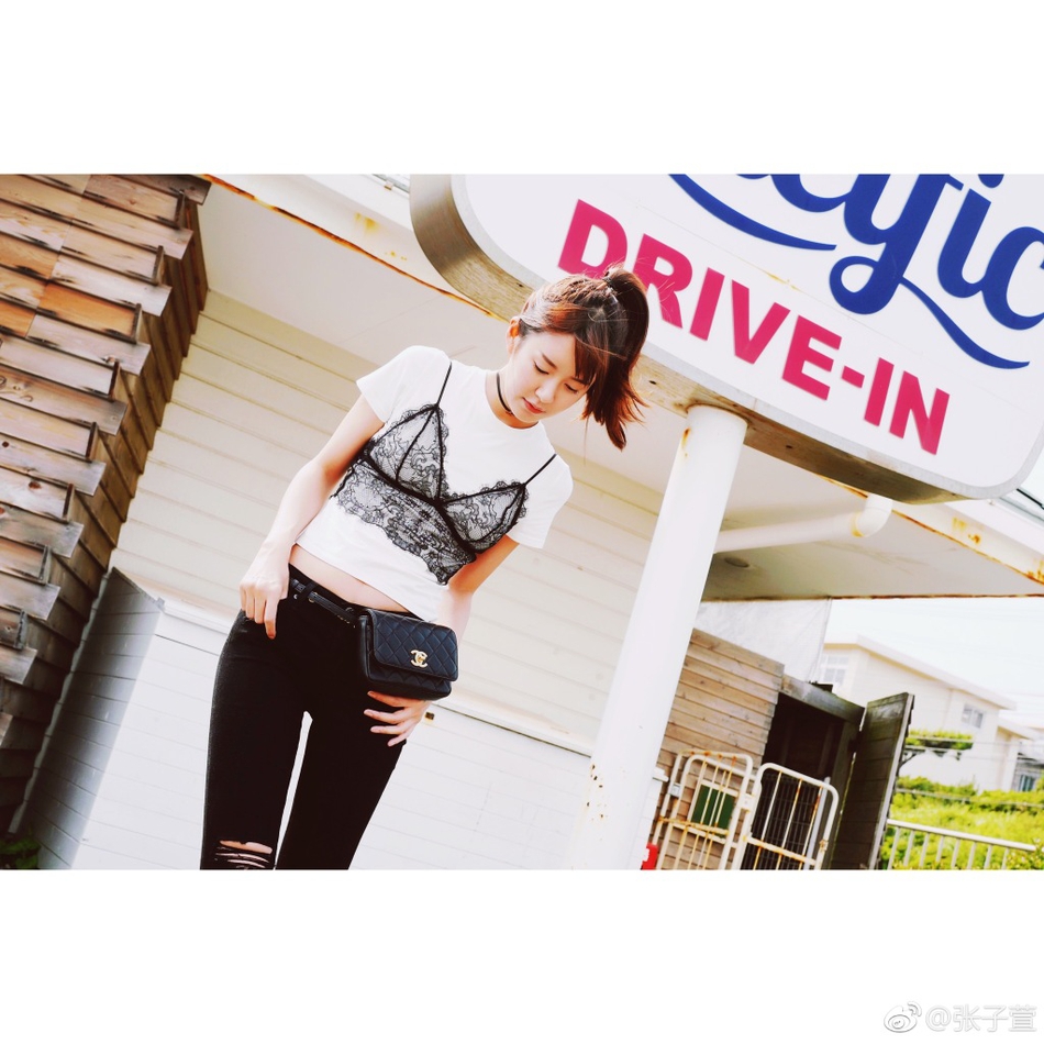 组图:辣妈张子萱玩转时尚范儿 内衣外出秀傲人上围