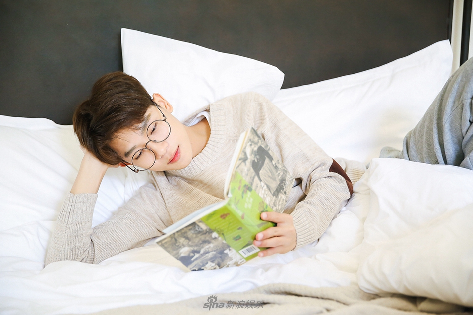 照片中,张炯敏或躺在床上,温柔的闭着眼睛;或撑着脑袋,深情凝望镜头