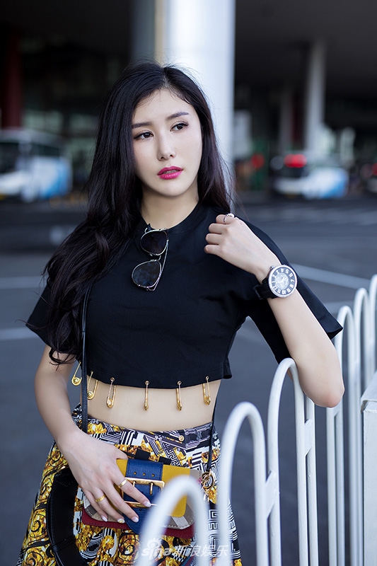 高可儿长腿撩人 微微一笑很倾城