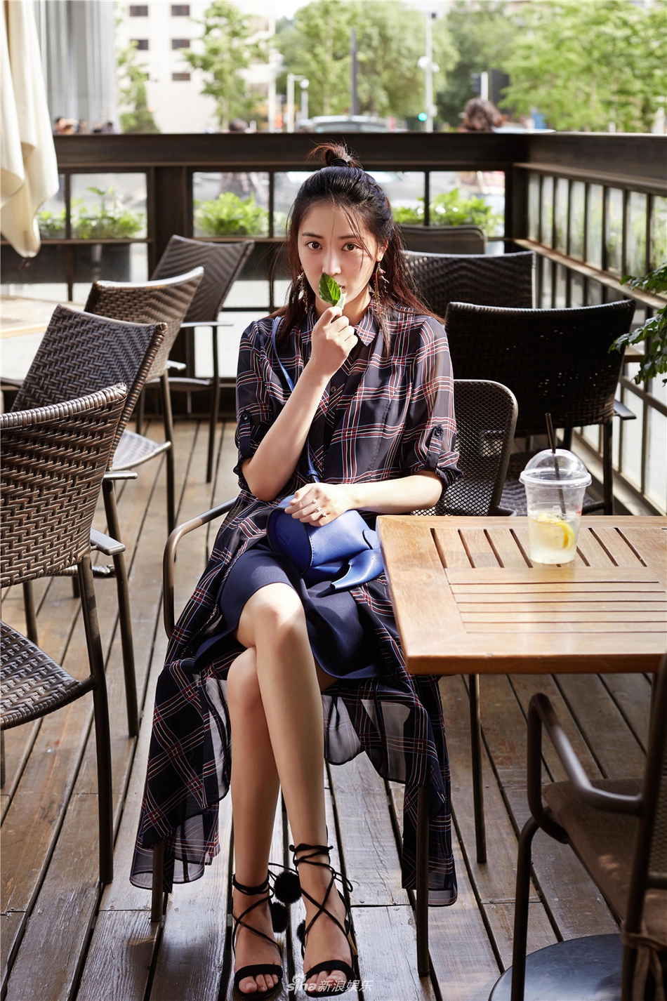 组图:王俐丹悠闲自在轻享夏日 大长腿惹人羡