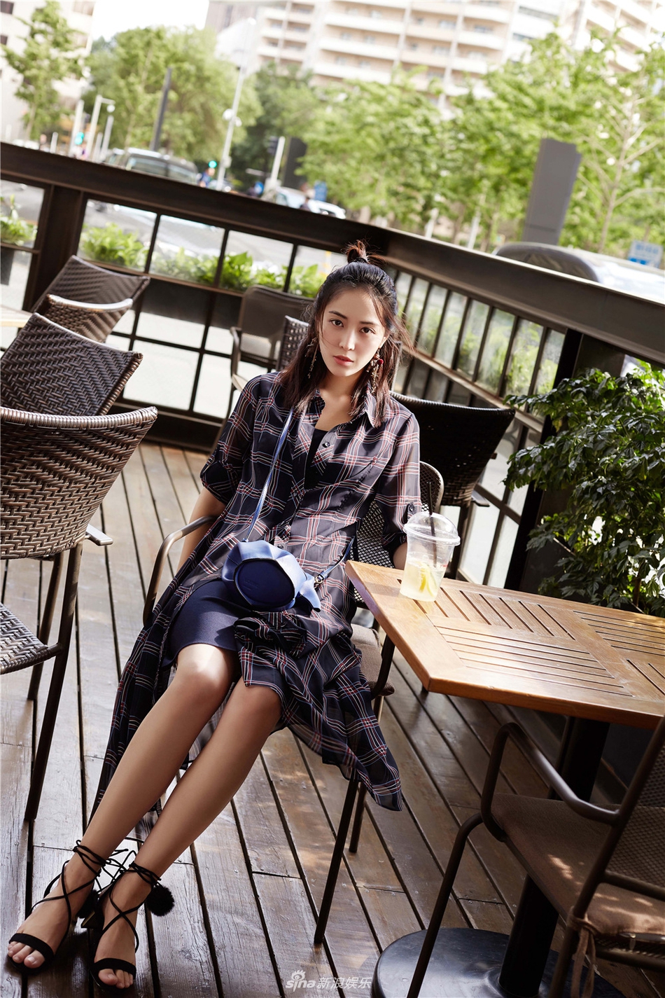 组图:王俐丹悠闲自在轻享夏日 大长腿惹人羡