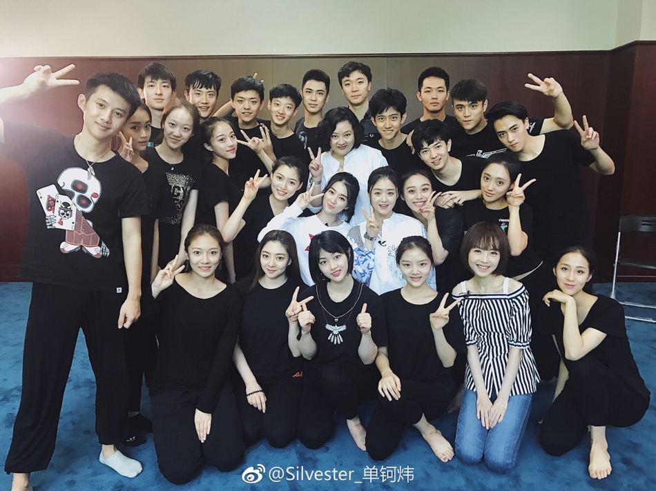 组图:中戏表演系大一期末考试 准小生花旦高颜值赏心悦目