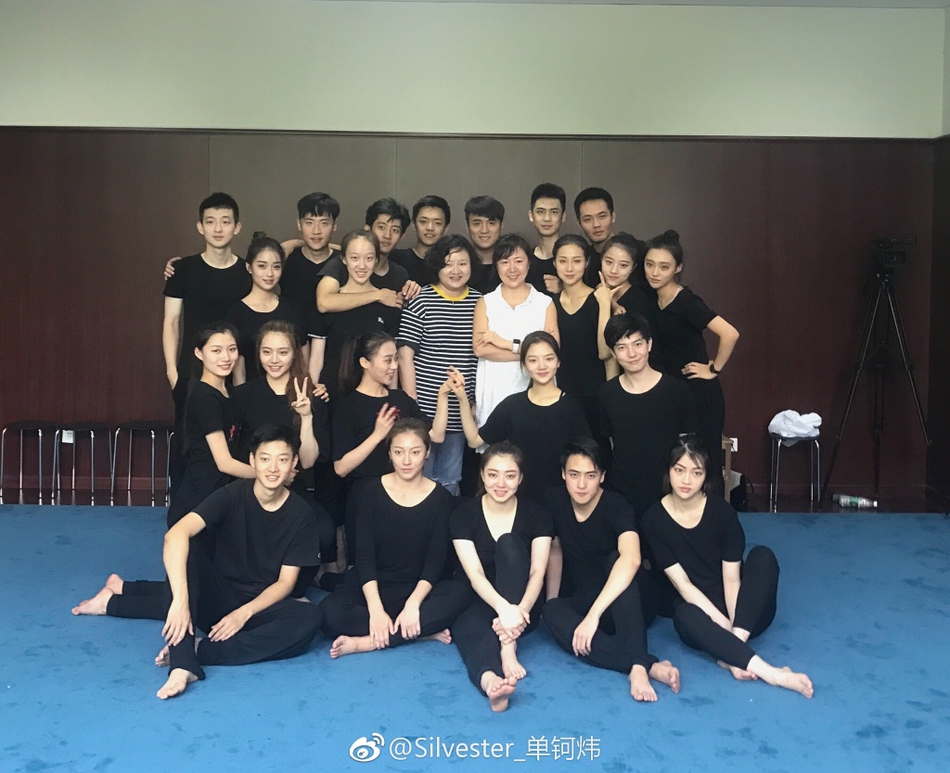 组图:中戏表演系大一期末考试 准小生花旦高颜值赏心悦目