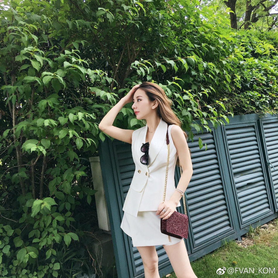 组图:郭富城娇妻方媛白衣翩翩 干练清爽尽显贵妇气质_高清图集_新浪网