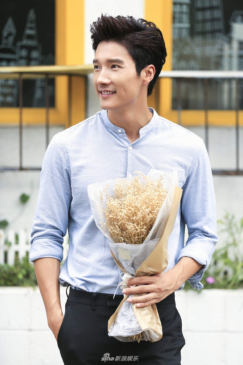 新浪娱乐讯 近日,演员李泰因为暖到人心底的笑容,和盛满佳酿的酒窝而