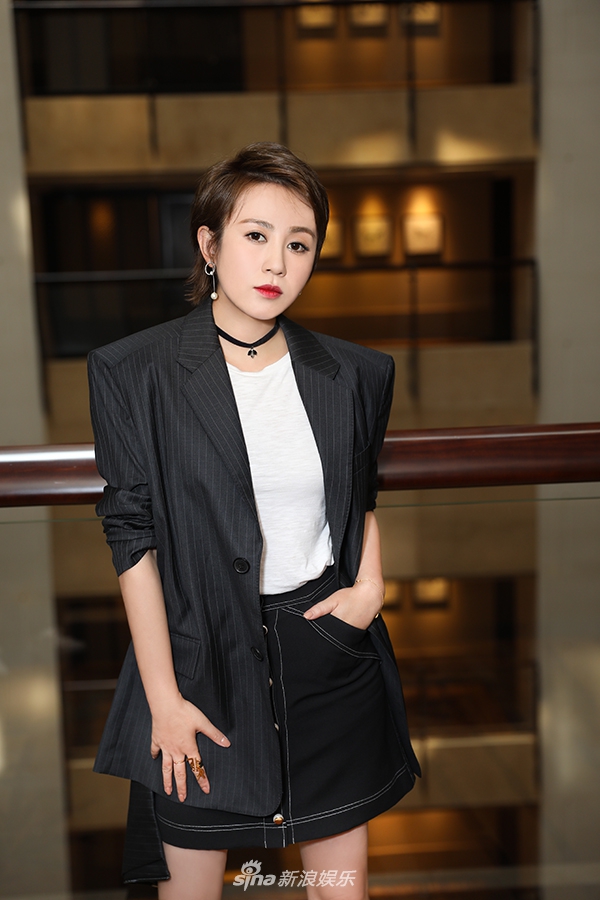 组图:马丽红唇惊艳气场绝杀 黑色choker垫肩西装成扮帅利器
