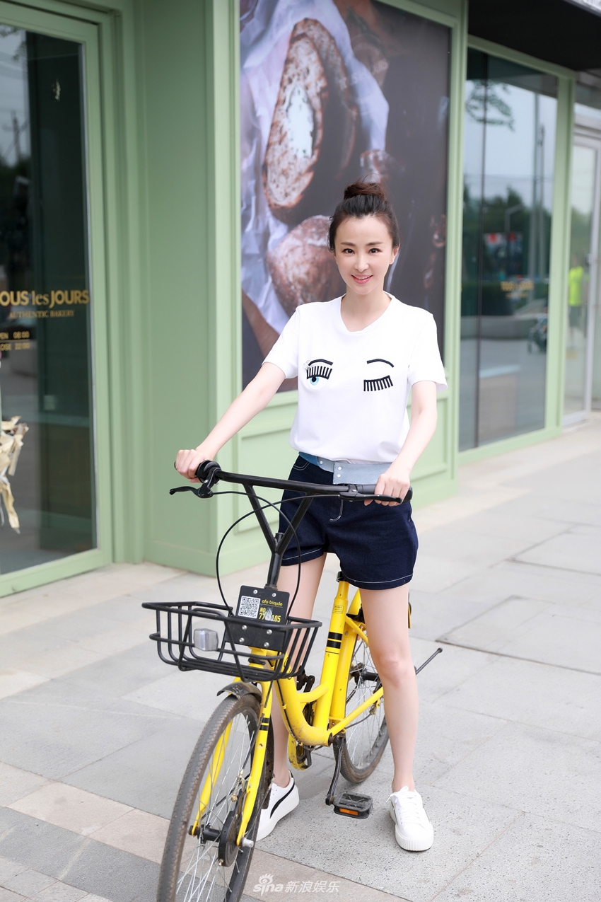 组图:"最美妈妈"林静大秀"荧光白"美腿 撩翻夏日