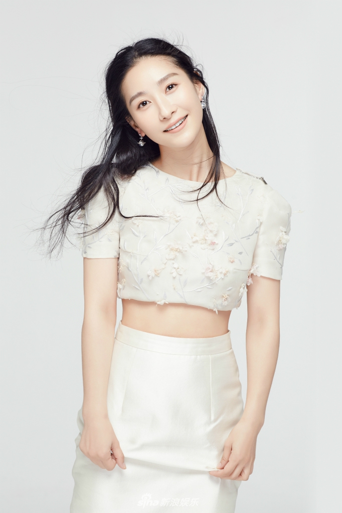 陶昕然素颜出街吃甜品 网友却大呼其秀恩爱