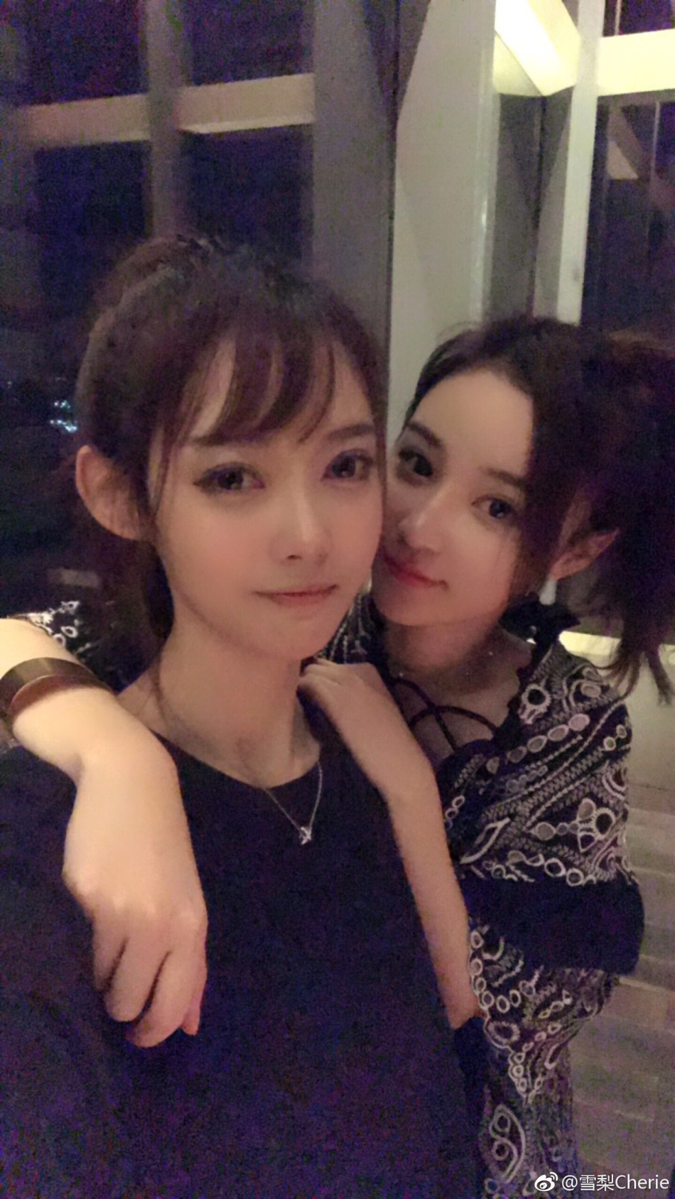 日前,王思聪前女友雪梨在微博晒出一组与同时网红的闺蜜子望的合照并
